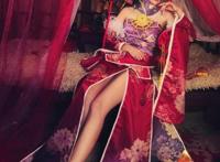 傲娇御姐性感侧露 女帝cos