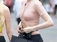 街拍:看到俏丽丰满的小姐姐,我感觉又恋爱了