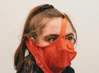 奶罩当口罩搞笑图片