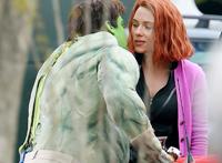 绿巨人对寡姐笑图