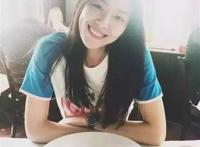 美女吃美食的拍照姿势