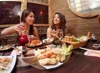 女生吃东西的照片