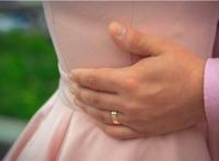 男生摸了女生的腰图片