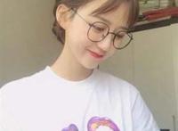 短发可爱戴眼镜女生头像
