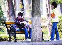 大学小树林全是避孕套图