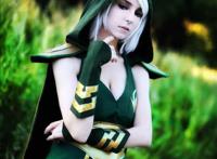 国外妹子cos福利放送:寒冰女王大秀事业线