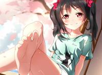 t恤加短裙,再配上玉足,绝对是足控用户的必备壁纸之一