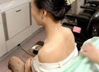 实拍:美女美容院刮背毛