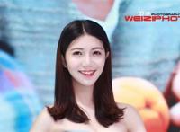 美女看自己的奶奶头 图片