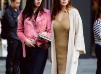 美女自行扒衣露乳