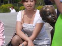 街拍女人哺乳时奶头图片 