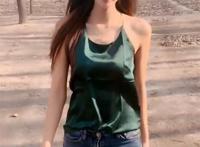 女生 穿小背心t恤露出乳头