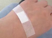 女生打吊瓶的照片 光照手