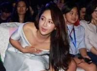 杨紫穿着低胸晚礼服弯腰走光