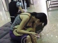 合肥商场吊带女弯腰试鞋走光