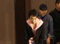 低头弯腰的周冬雨走光