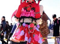 coser 站在摊位前卖 r18 本子