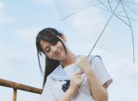 jk制服—雨中可爱动人的美女手机壁纸