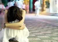 蹲下来抱抱自己的图片