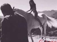 一丝不挂骑马的妹子 