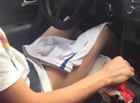 一网约车司机裸下身载女客