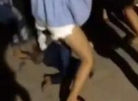 雷州街头女生遭扒衣群殴