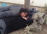 男子半夜喝醉被另一男子脱裤摸下体!