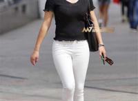 身材丰腴的紧身裤美女, 饱满曲线撑起美感