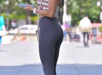 街拍:蓝色牛仔裤美女,双腿紧绷有线条,这真是个好身材