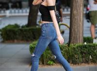 街拍: 高颜值美女, 蜂腰细腿身材好, 轻松切换包臀裙牛仔裤热裤装