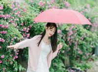 下雨天美女图片