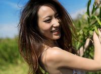 金色长发美女乡村艺术照欣赏