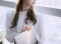 美女秘书办公室里清新可人的写真图片