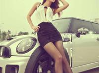 端着可乐的美女图片