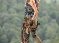 妹子cos《古墓丽影》劳拉丛林探险