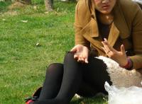 细长的美腿穿上黑丝显得更加火辣,大脚趾都把丝袜顶破了啊!