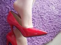 尖头高跟鞋衬托着嫩白的脚丫,彰显了女人的s型曲线!