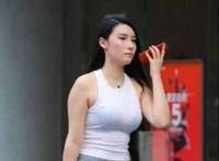 街拍:身材火辣的美女,一件白色背心配修身牛仔裤,尽显熟女韵味