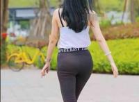 美女黑色紧身裤尽显运动好身材,回眸一笑保安都看呆了