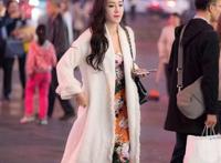 街拍:美女穿白色大衣,有一种大方的熟女气息