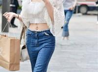 街拍:气质美女牛仔裤小开叉,小姐姐绝对有一种高挑十足的气质