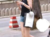 街拍:美女热裤轻松秀出白皙的美腿,成熟女人的知性美!