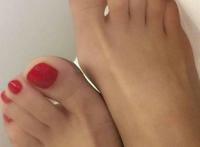 为什么男人喜爱丝袜脚?