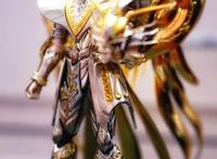 (站立姿势,手持头盔的沙加)