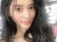 奚梦瑶晒慵懒长发露肩自拍 绿色内衣性感抢镜