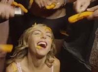 趁美女睡着扒衣服动态图 val-022 