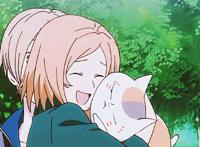 女孩手里抱着猫的动漫图片