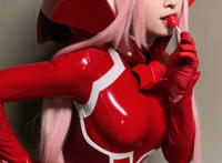 女装大佬Sneaky新作公开，02胶衣COS登场