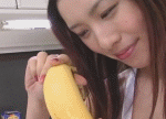 美女吃香蕉动态图(点击浏览下一张趣图)