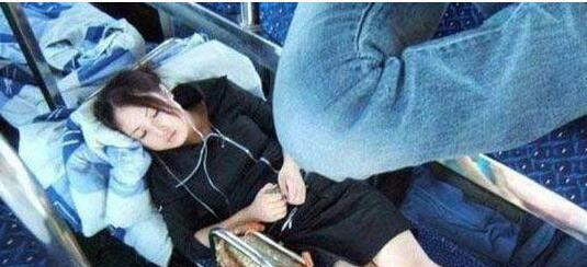 女子火车睡觉真大胆图片(3)(点击浏览下一张趣图)